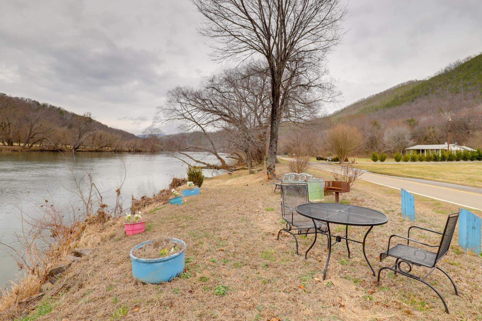 Riverfront Hot Springs Cabin With Private Hot Tub! Экстерьер фото