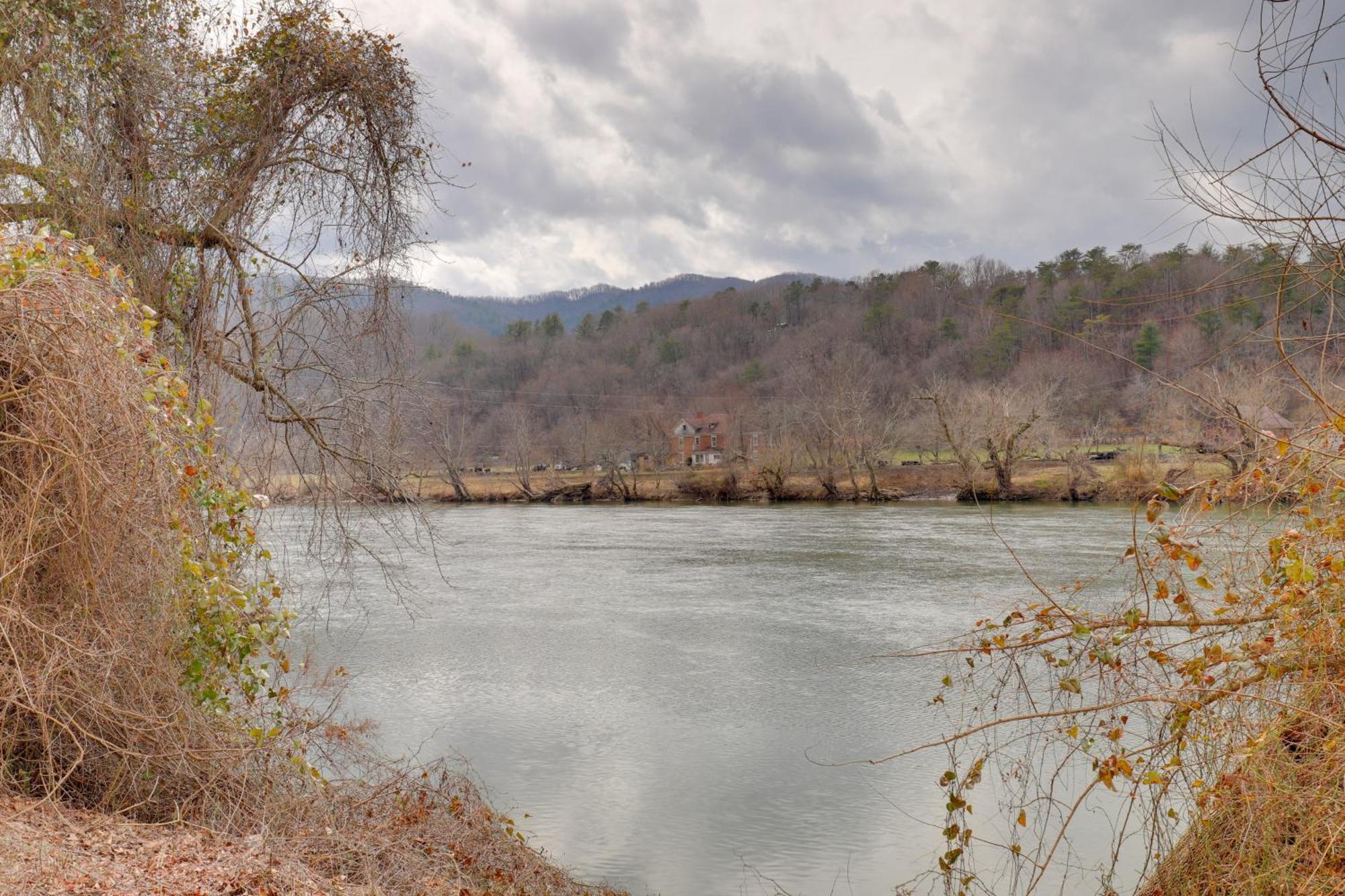 Riverfront Hot Springs Cabin With Private Hot Tub! Экстерьер фото